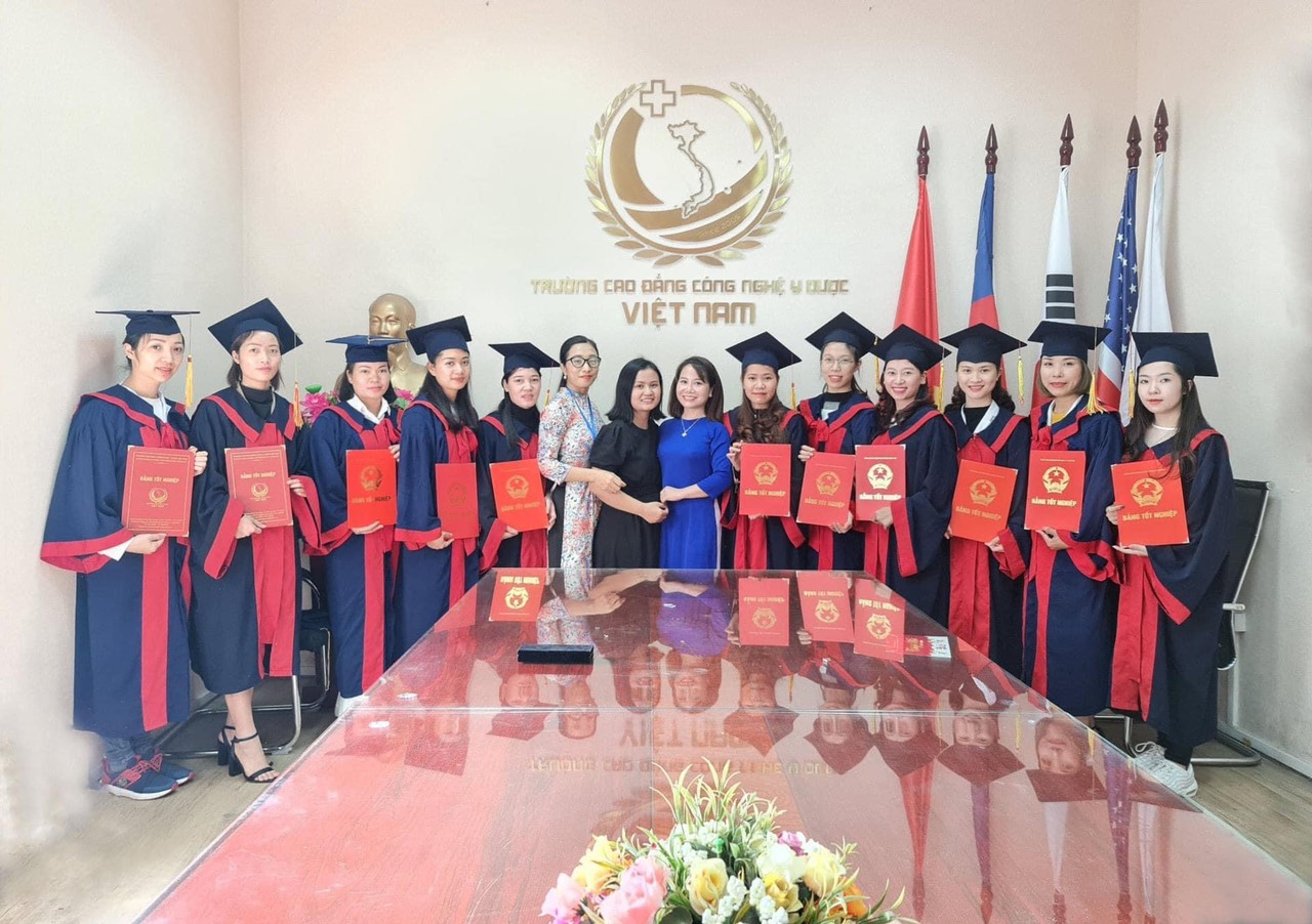 Bích Lê Cùng Với Các Bạn Học Viên Tại Trường Cao Đẳng Công Nghệ Y Dược Việt Nam