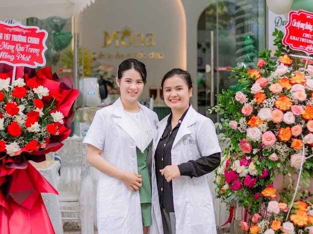 Thùy Linh cùng Với CEo Mỹ phẩm BICOS tại Nam Định