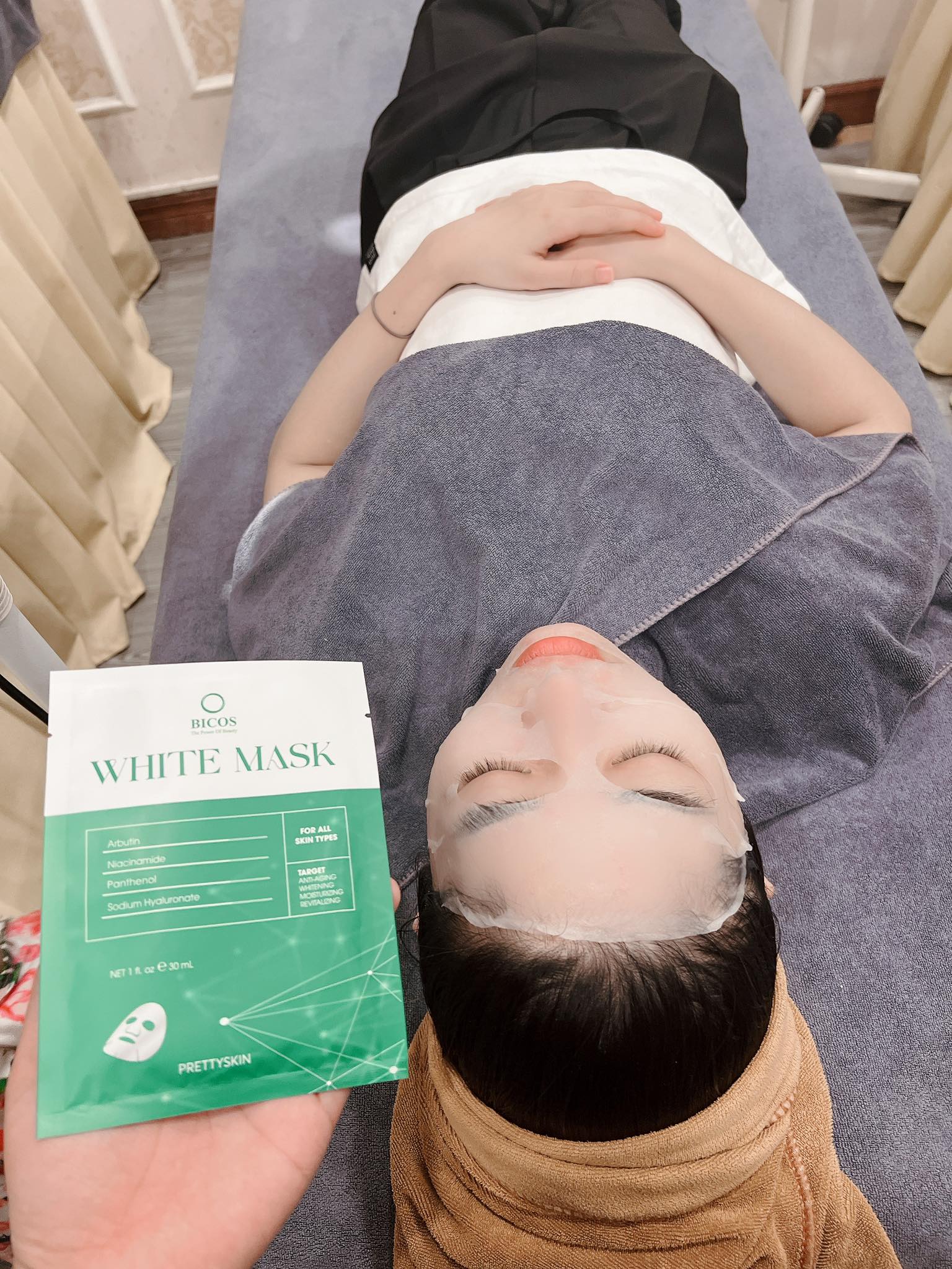 khách hàng sử dụng mặt nạ bicos tại spa để làm dịu da